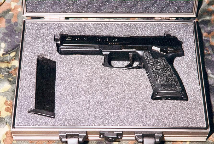 Pistole Mark 23 mit Ersatzmagazin im HK Waffenkoffer